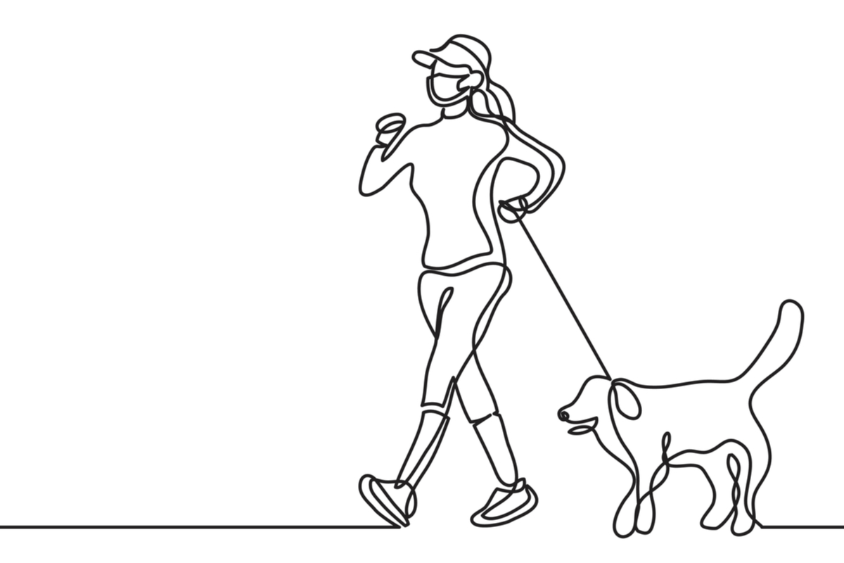 Девочка гуляет с собакой
