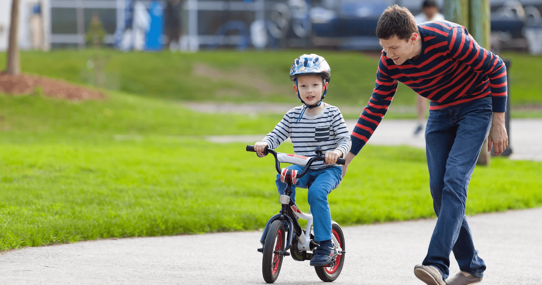 Как научить ребенка ездить на двухколесном велосипеде. Дети с велосипедом. Кататься на велосипеде. Трехколесный велосипед для детей. Папа учит кататься на велосипеде.